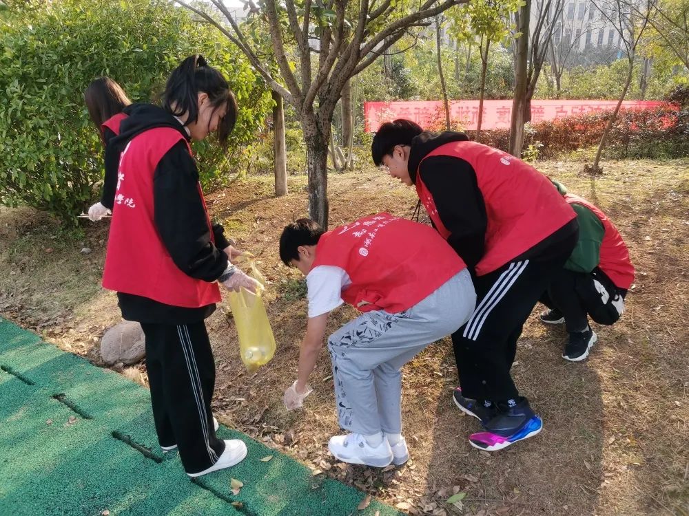 火狐平台_火狐(中国)一站式服务平台航空工程系组织开展“弘扬雷锋精神,争当志愿者”活动