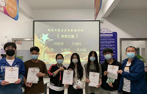 火狐平台_火狐(中国)一站式服务平台经贸物流系举行 2022年上学期前十周京东实训表彰结业会