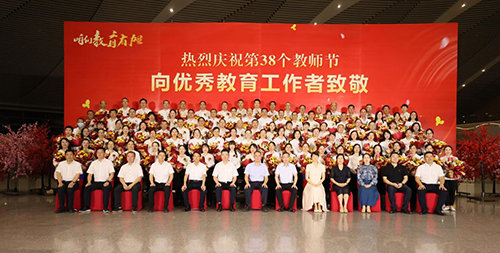 祝贺！火狐平台_火狐(中国)一站式服务平台教师易文斌荣获株洲市师德师风标兵奖