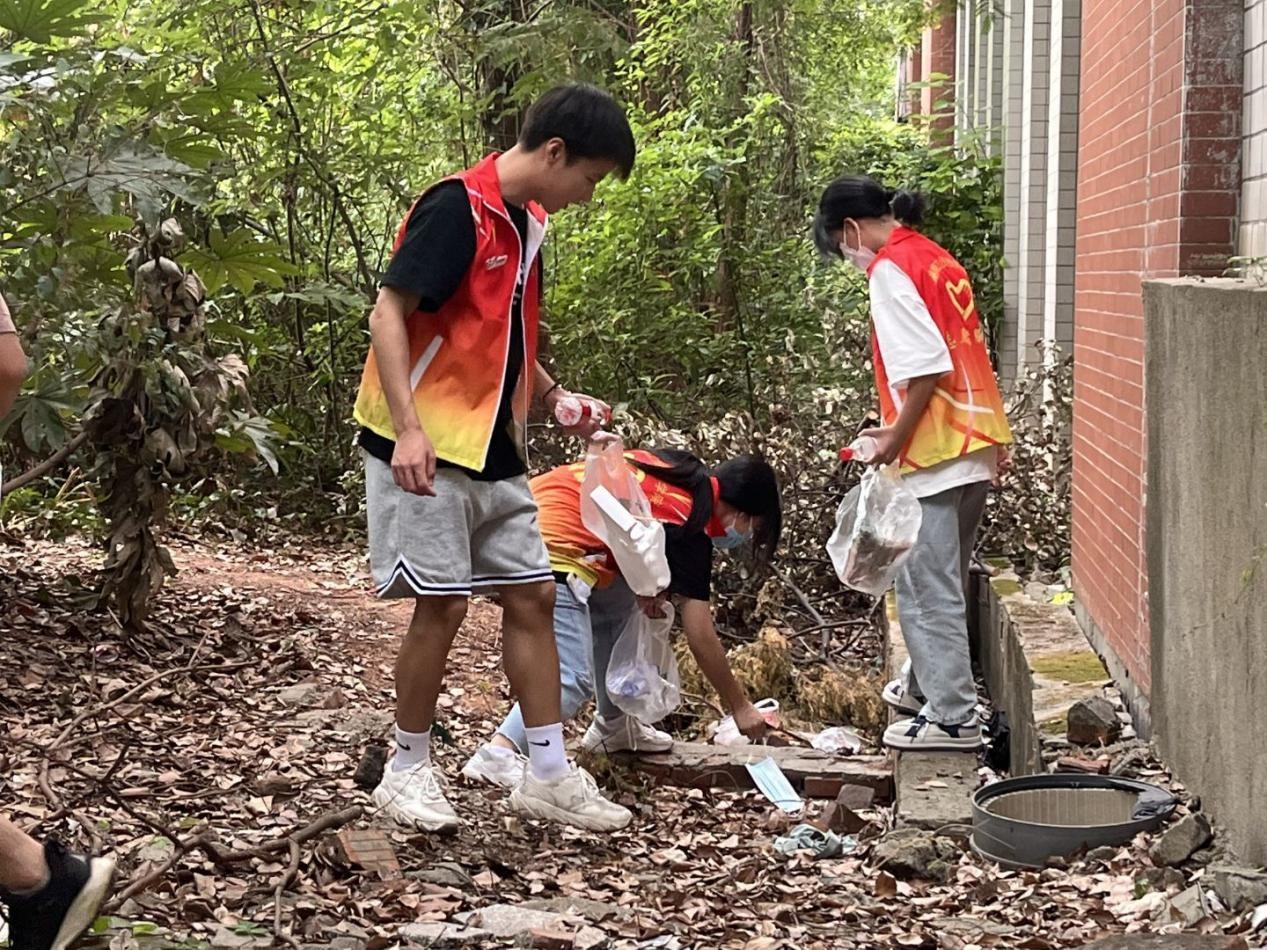 火狐平台_火狐(中国)一站式服务平台师生参与“净滩”志愿服务活动