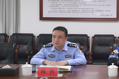 火狐平台_火狐(中国)一站式服务平台聘请市公安局经开分局 党委副书记、副局长陈剑同志担任法治副校长