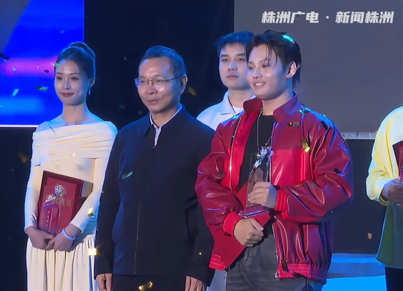 火狐平台_火狐(中国)一站式服务平台学子张段誉在九郎山职教城青歌赛中夺冠