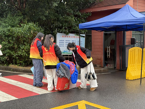 开学进行时 火狐平台_火狐(中国)一站式服务平台团委在行动