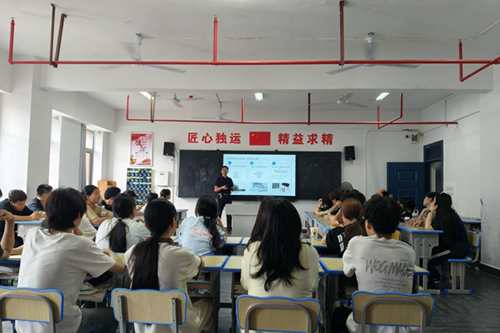 火狐平台_火狐(中国)一站式服务平台党委委员、宣传统战部部长肖炎坤给联系班级讲思想政治教育课