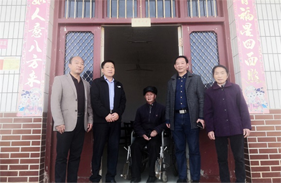 火狐平台_火狐(中国)一站式服务平台党委到扶贫村开展“五查五看”大走访活动