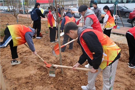 “我在株洲有棵树”—火狐平台_火狐(中国)一站式服务平台团委组织开展学雷锋活动月之植树活动