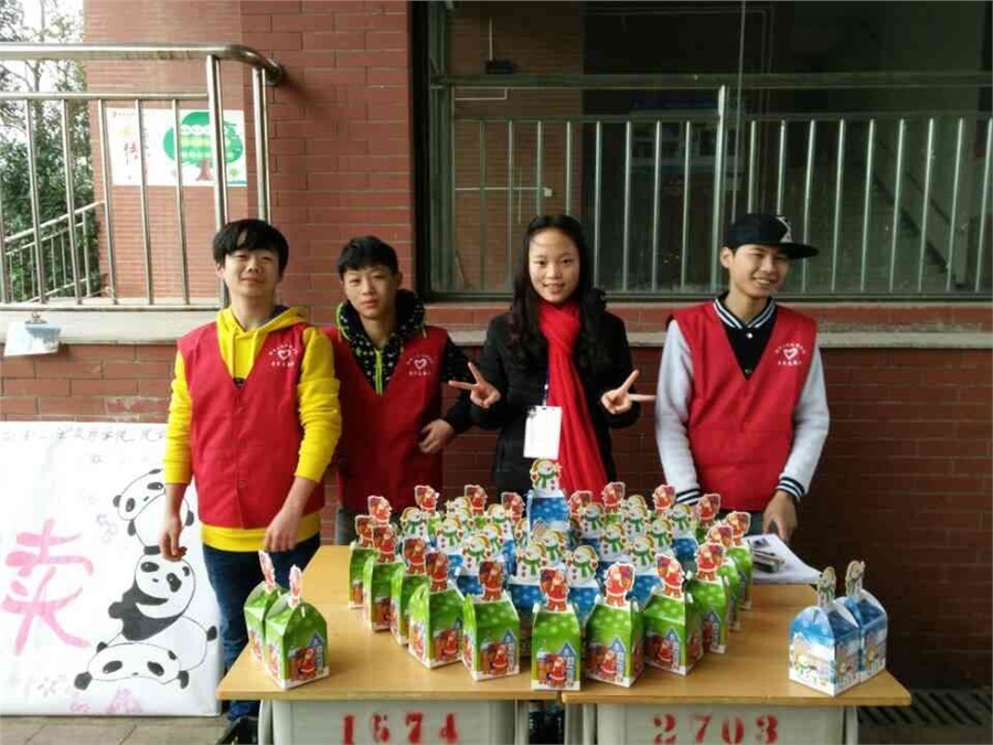 “苹果传递爱心，义卖接力希望” ——火狐平台_火狐(中国)一站式服务平台青协举行苹果义卖募捐活动