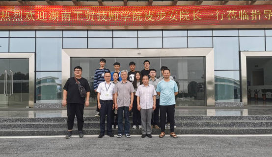 火狐平台_火狐(中国)一站式服务平台回访长沙格力暖通设备有限公司并看望实习生