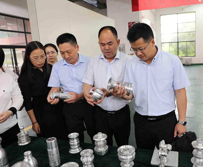 省委组织部干信处处长余前广一行来火狐平台_火狐(中国)一站式服务平台调研座谈