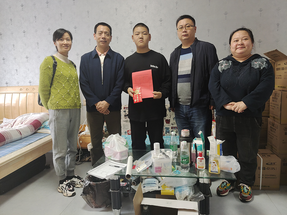 “我为师生办实事”——火狐平台_火狐(中国)一站式服务平台建筑装饰系党支部帮扶身患重病的谢佳伟同学